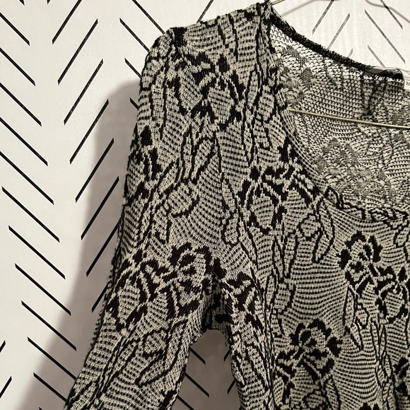 BKE Top Burnout Knit Stretch Top - Picture 3 of 9